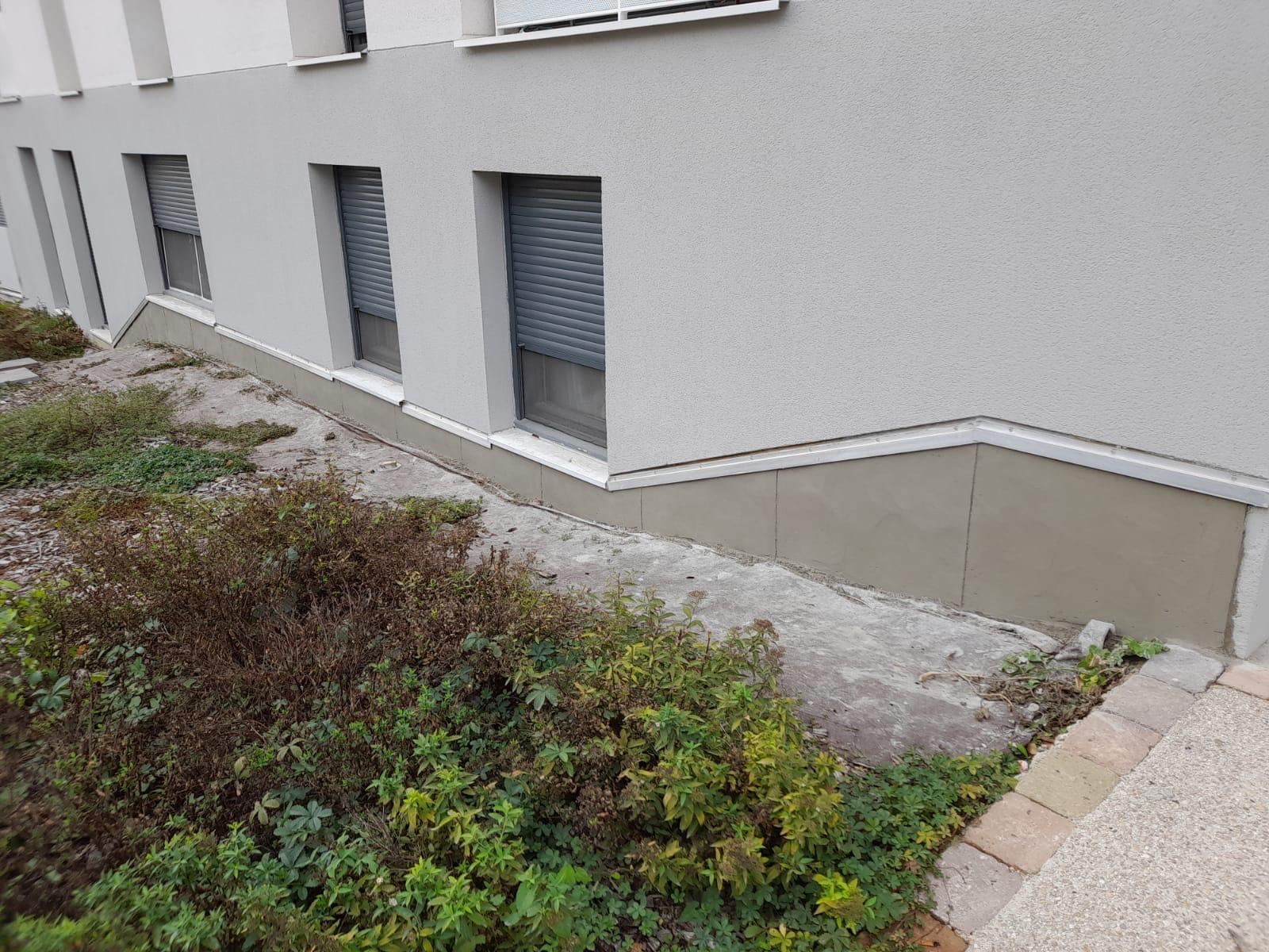 Le même soubassement après reprise : enduit réalisé, finition propre